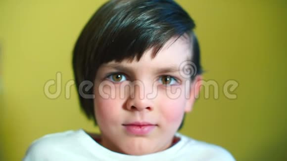 黄色背景上的儿童肖像视频的预览图