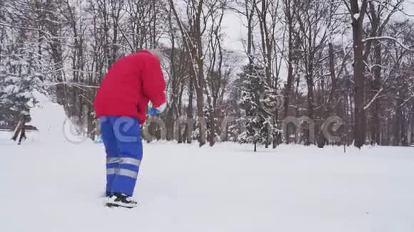 高级清洁工在公园里除雪视频的预览图