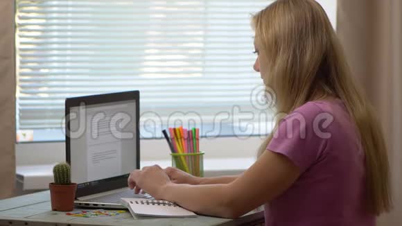 带笔记本电脑的年轻女孩视频的预览图