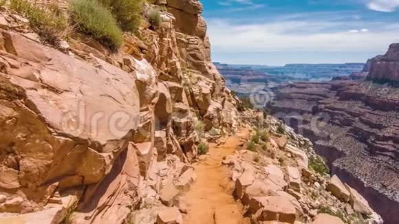 峡谷的背景是一座山视频的预览图