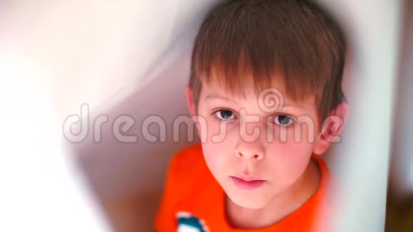 白色背景上一个放松的男孩的肖像视频的预览图