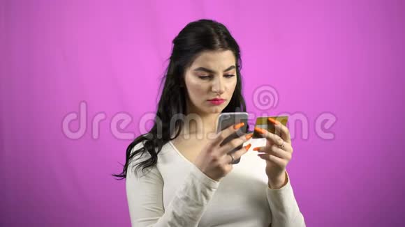青年妇女通过手机网上银行绿色屏幕进行信用卡支付视频的预览图
