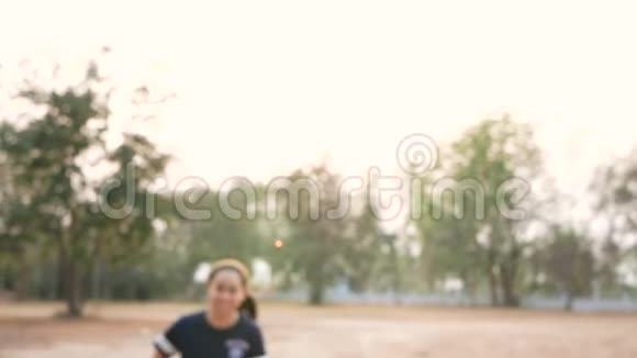 疲惫的年轻女子跑步后在公园慢跑休息健康的生活方式观念视频的预览图