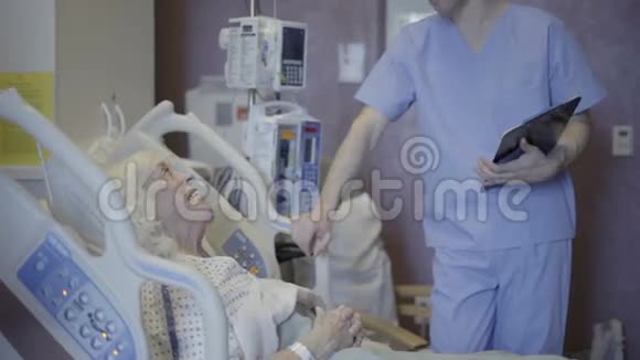 护士检查新病人视频的预览图