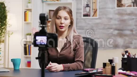 女性化妆师录制vlog如何使用正确的化妆品视频的预览图