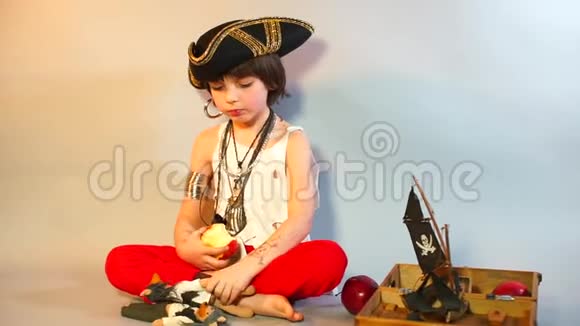 一个穿着海盗服装的男孩展示了一个海盗娃娃视频的预览图