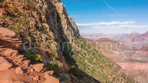 峡谷的背景是一座山视频的预览图