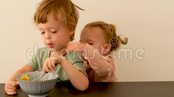 小男孩在早餐时与任性的妹妹交流视频的预览图