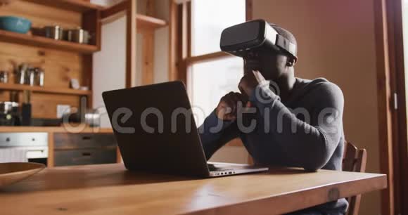 非洲裔美国人在家戴VR耳机视频的预览图