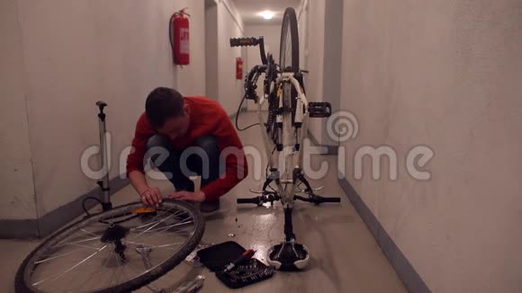 一个机械师在车库安装自行车轮之前组装它视频的预览图