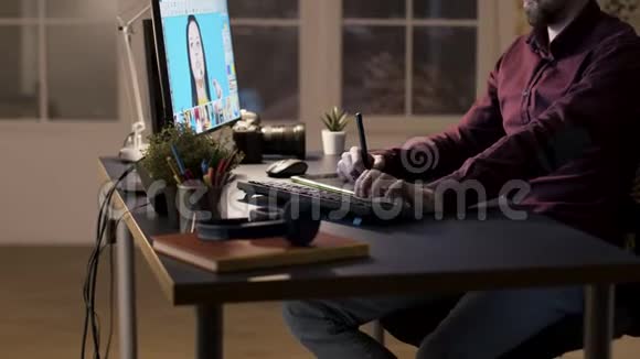 专业摄影师在电脑上润色照片视频的预览图