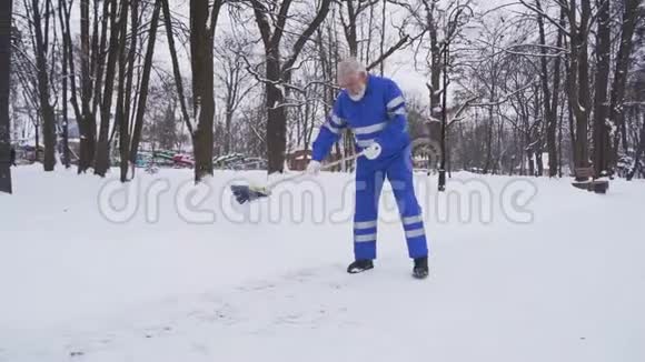 高级清洁工用扫帚除雪视频的预览图