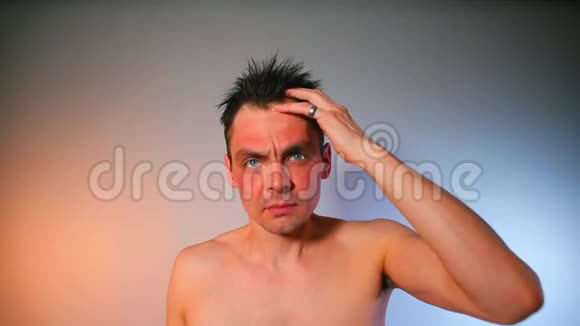 一个男人在浴室镜子里检查他的秃斑视频的预览图
