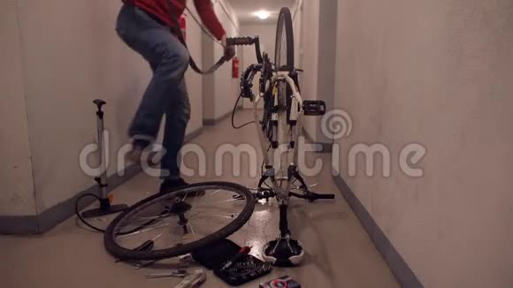 一名机械师正在修理一辆顾客自行车的视频的预览图
