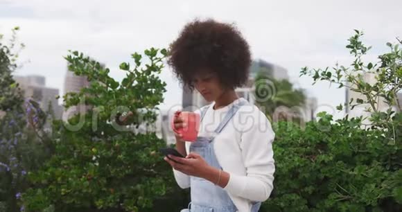 混合种族的女人在屋顶喝咖啡视频的预览图