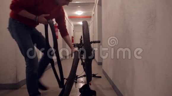 机械师用自行车轮的橡胶做操纵视频的预览图