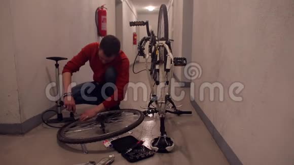 一个人在车库里拆卸自行车轮子视频的预览图