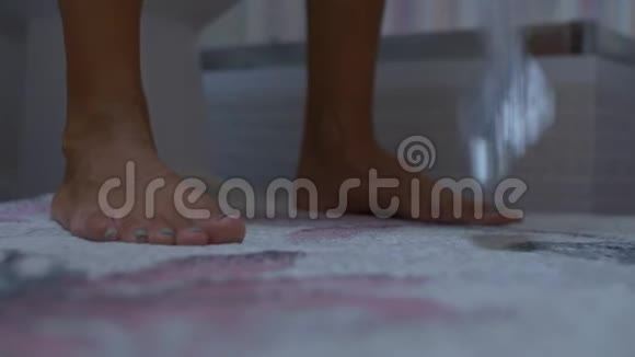 女厕所里的脚和药片视频的预览图