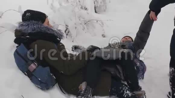 在雪地里玩得很开心十几岁的女学生放学后在雪地里玩得很开心视频的预览图