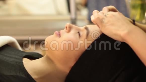 振兴面部治疗模特在一家美容SPA沙龙接受起重治疗按摩去角质再生视频的预览图