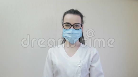 把护士关在医疗面罩里戴保护面具的女孩的肖像视频的预览图
