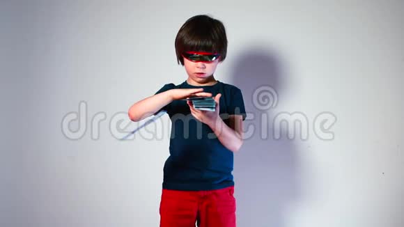 一个戴着现代眼镜的男孩挥霍美元视频的预览图