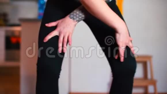 舞者用手臂和腿做嘻哈舞蹈动作视频的预览图