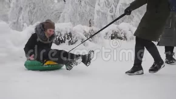学生们在冬天在学校附近下课后玩得很开心同学在雪地里互相滚来滚去做油管视频的预览图