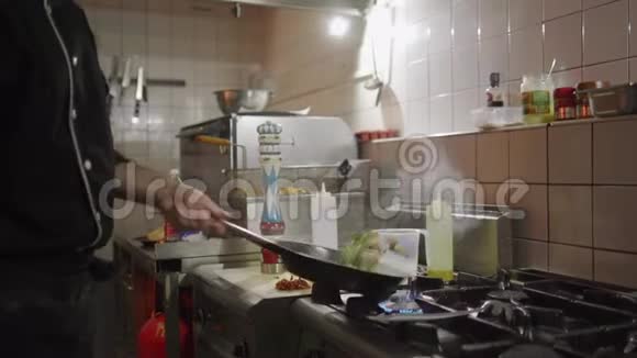 餐厅厨房的专业厨师烹饪视频的预览图