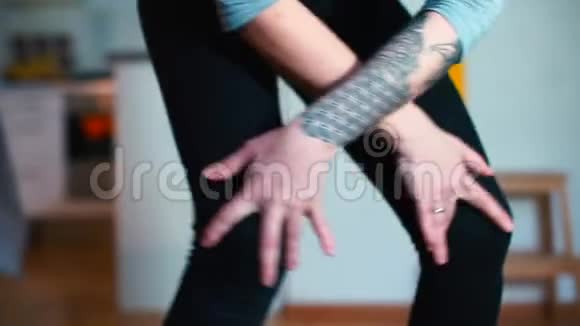 女人用胳膊和腿做舞蹈动作视频的预览图