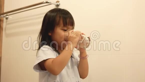 快乐小童女刷牙卫生间用水清洁口腔口腔卫生理念视频的预览图