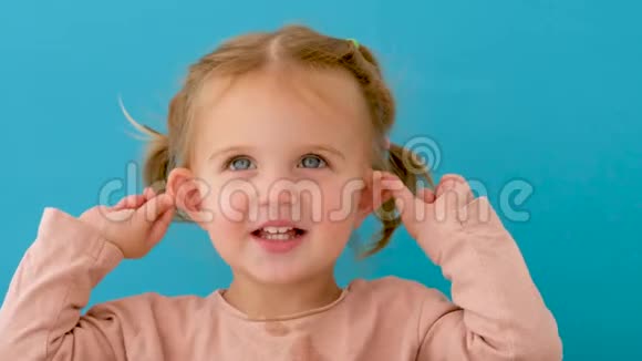 工作室里漂亮的小女孩竖起耳朵视频的预览图