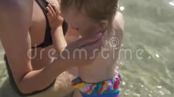 妈妈和她的小女儿在水里玩女孩2年在水中飞溅早上好克罗地亚视频的预览图