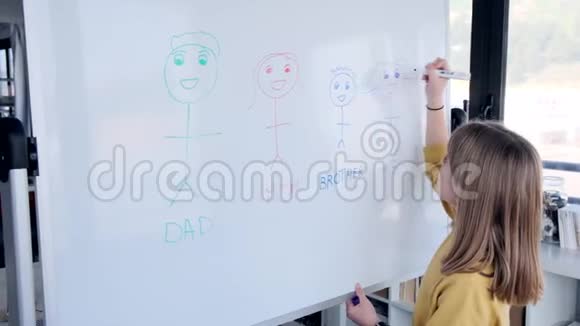 小女孩在家里用马克笔在白板上画画视频的预览图