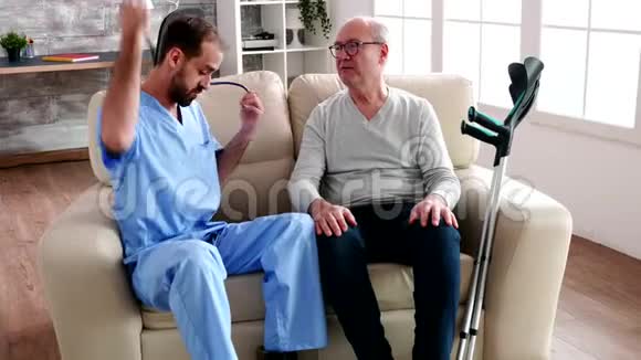 护理男性用听诊器检查老人心脏跳动视频的预览图