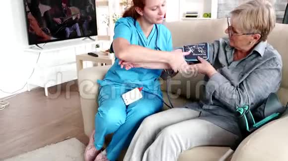 测量老年妇女血压的女护士视频的预览图