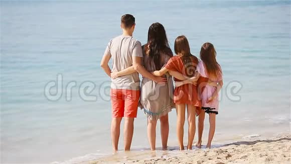 和孩子们一起在海滩上的幸福家庭视频的预览图