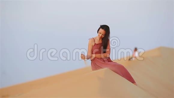 阿拉伯联合酋长国RubalKhali沙漠沙丘中的女孩视频的预览图
