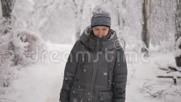 那个女孩少年在雪地下的冬天拿着书包走着视频的预览图