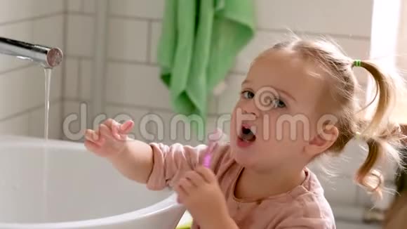 婴儿女孩在浴室刷牙视频的预览图