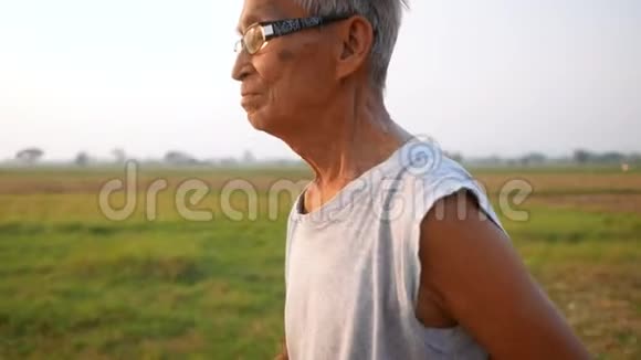 亚洲老人在公园慢跑身体健康保健概念视频的预览图