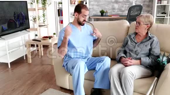 疗养院医生听着老妇人的心跳视频的预览图