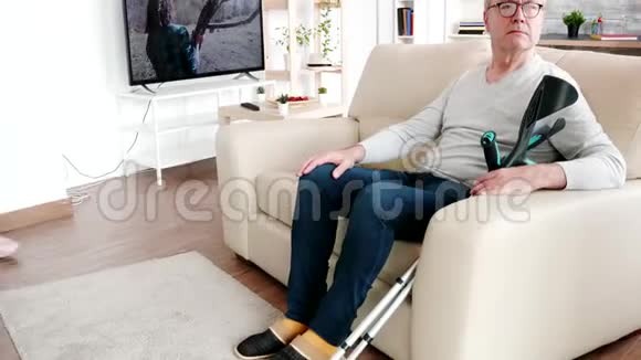 一位坐在养老院沙发上照顾老年痴呆症患者的女护士视频的预览图