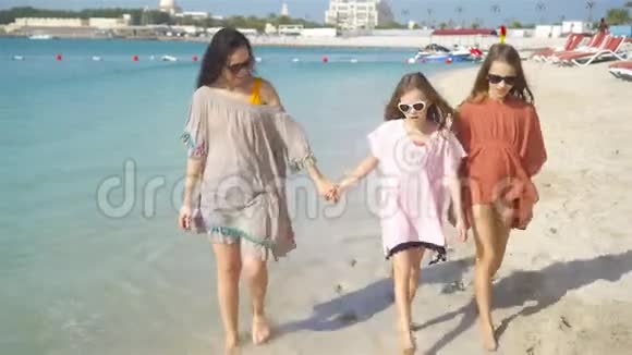 在热带海滩的母亲和小女儿视频的预览图