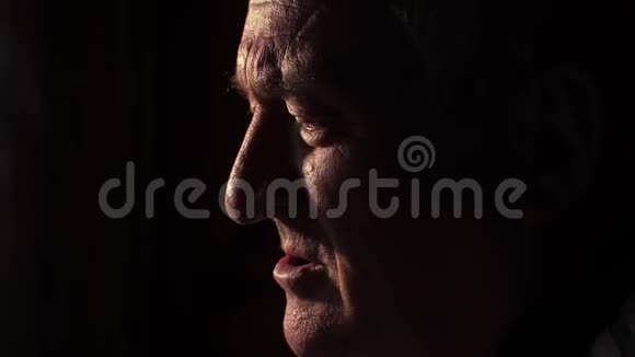 黑暗中的老人悲伤视频的预览图