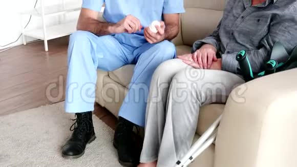 医生助理在沙发上和老女人视频的预览图