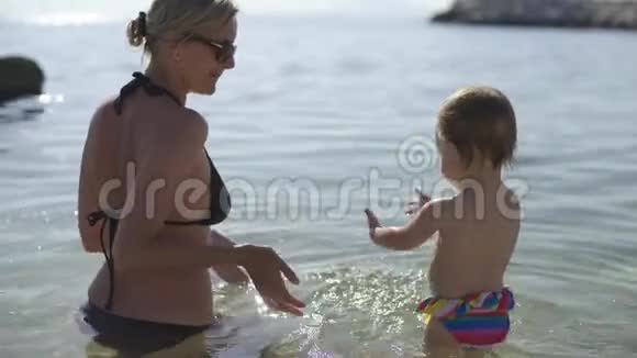 妈妈和宝宝下水了从恐惧中拥抱妈妈的女孩早上好克罗地亚视频的预览图