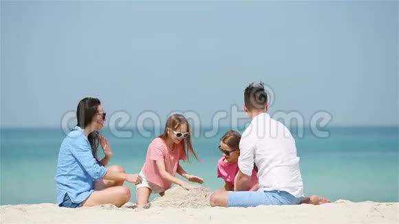 热带白海滩四大沙堡家族视频的预览图