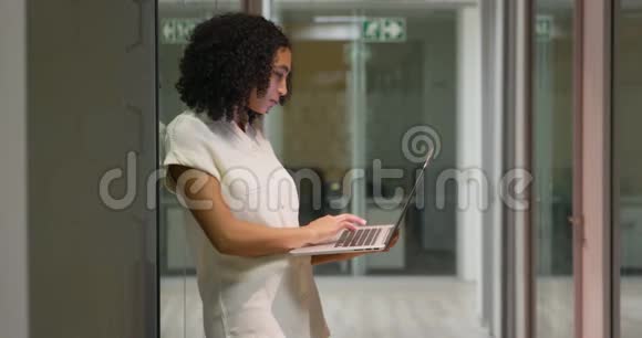 女商人在现代办公室里用笔记本电脑工作视频的预览图