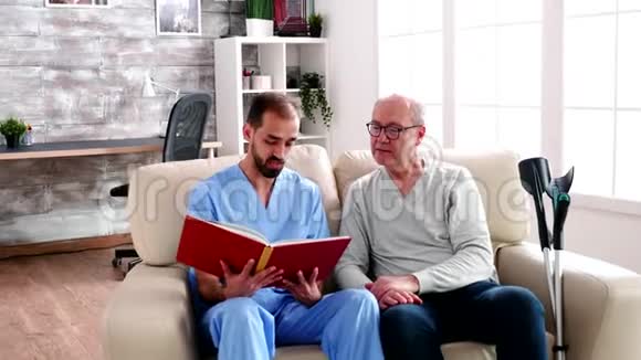 为老人读书的男帮手视频的预览图